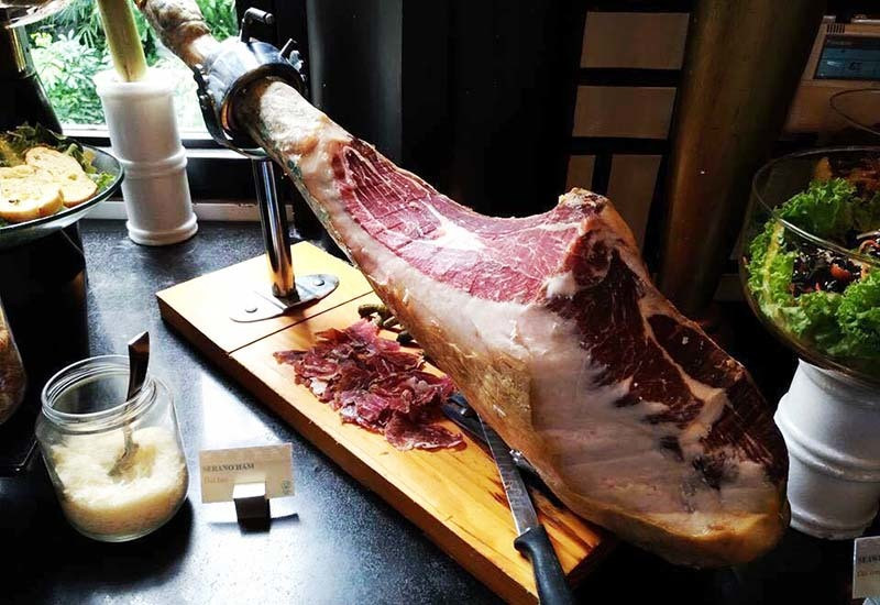 Dân buôn tiết lộ sự thật về đùi heo muối Tây Ban Nha bán tại thị trường Việt